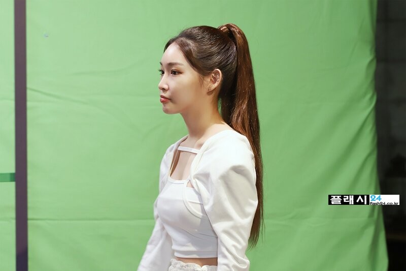 210924-Chungha-Cafe-Update-WANNA-LAB-Commercial-Shoot-Behind-documents-3.jpg