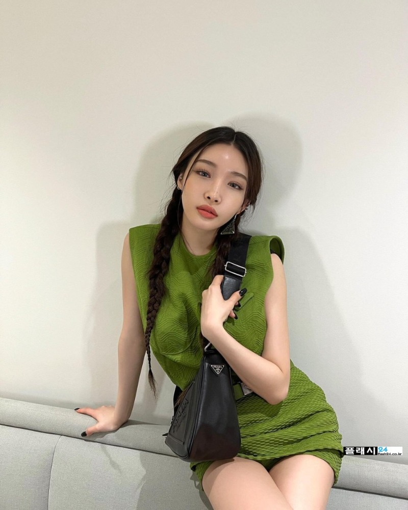 220224-Chungha-Instagram-1.jpg