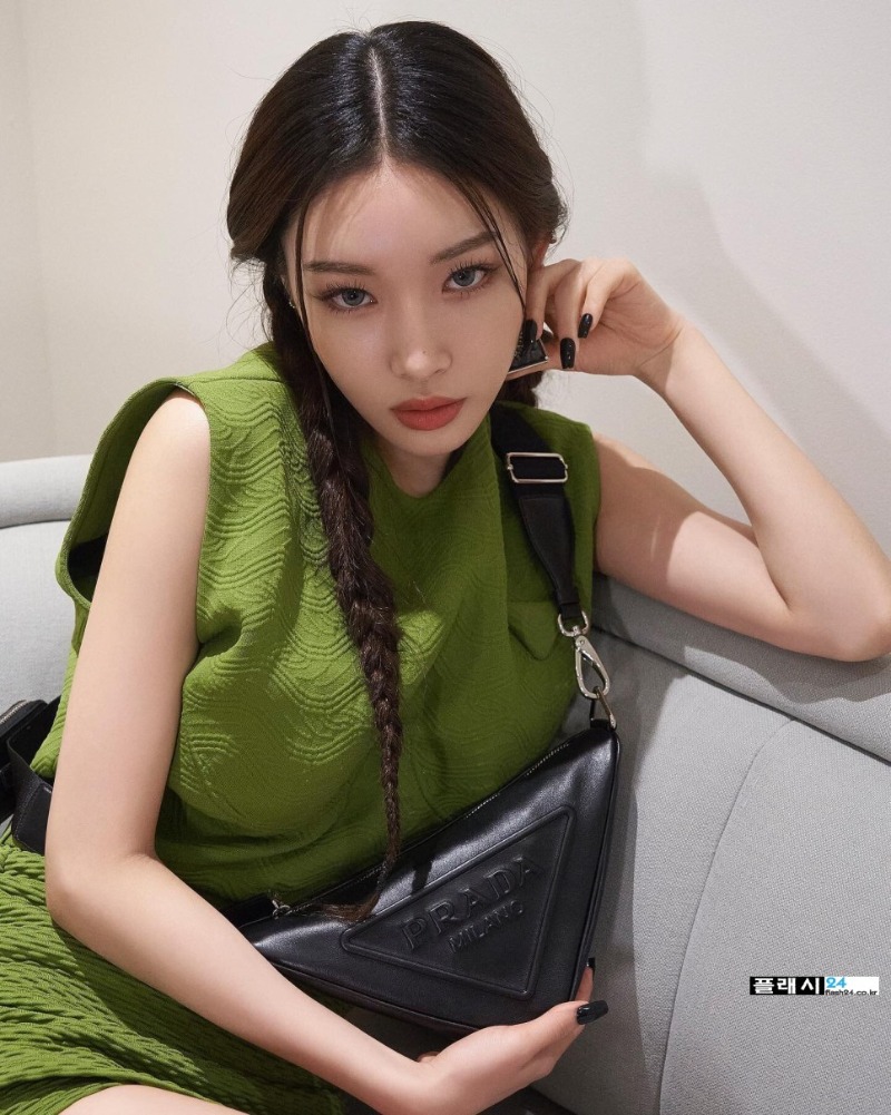 220224-Chungha-Instagram-6.jpg