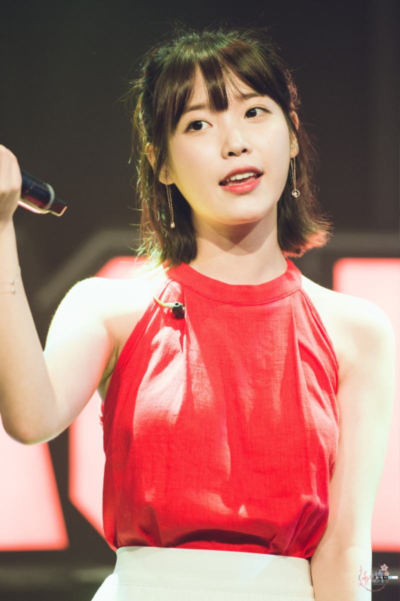 170714-IU-at-Sudden-Attack-Champions-League-by-iu-40588964-2400-3606.jpg