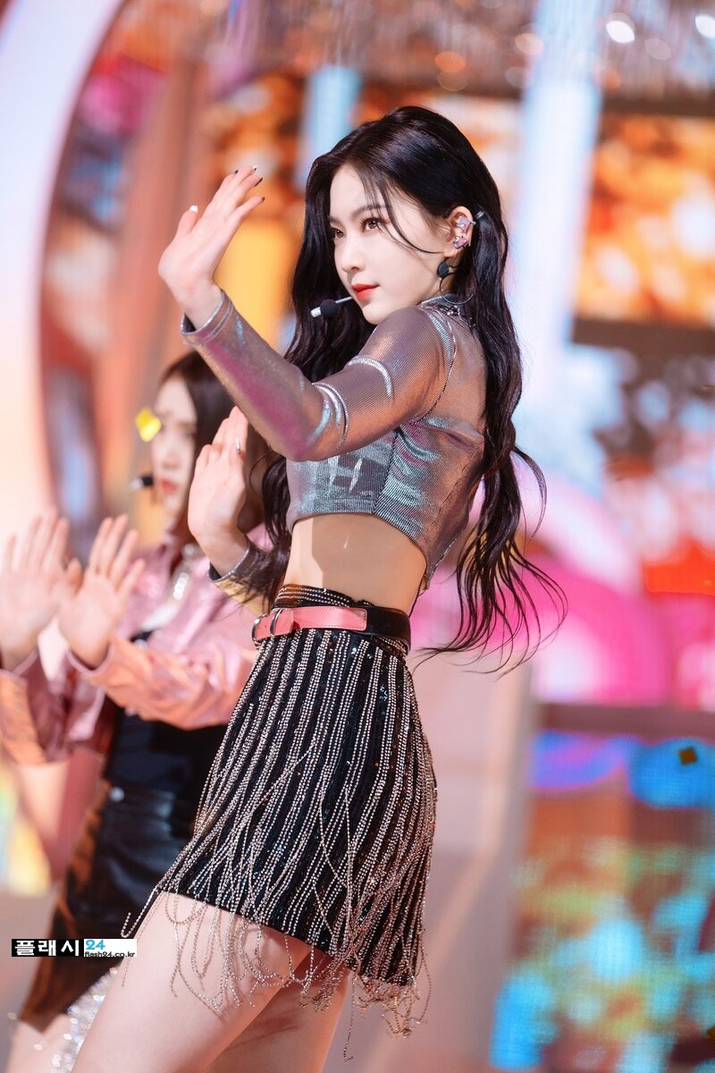 220227-STAYC-Isa-at-Inkigayo-documents-5.jpg