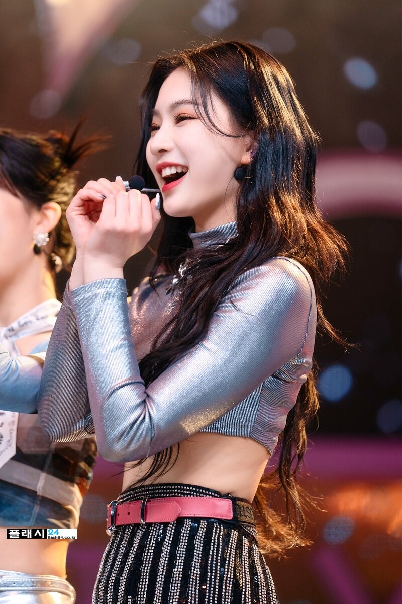 220227-STAYC-Isa-at-Inkigayo-documents-13.jpg