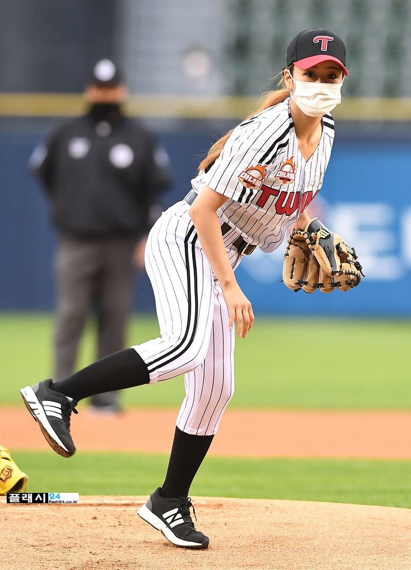 210529-Apink-Bomi-LG-Twins-1st-Pitch-documents-6.jpg