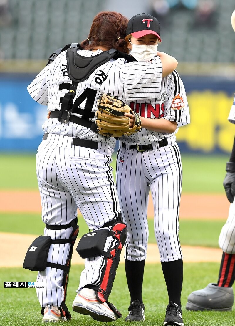 210529-Apink-Bomi-LG-Twins-1st-Pitch-documents-10.jpg