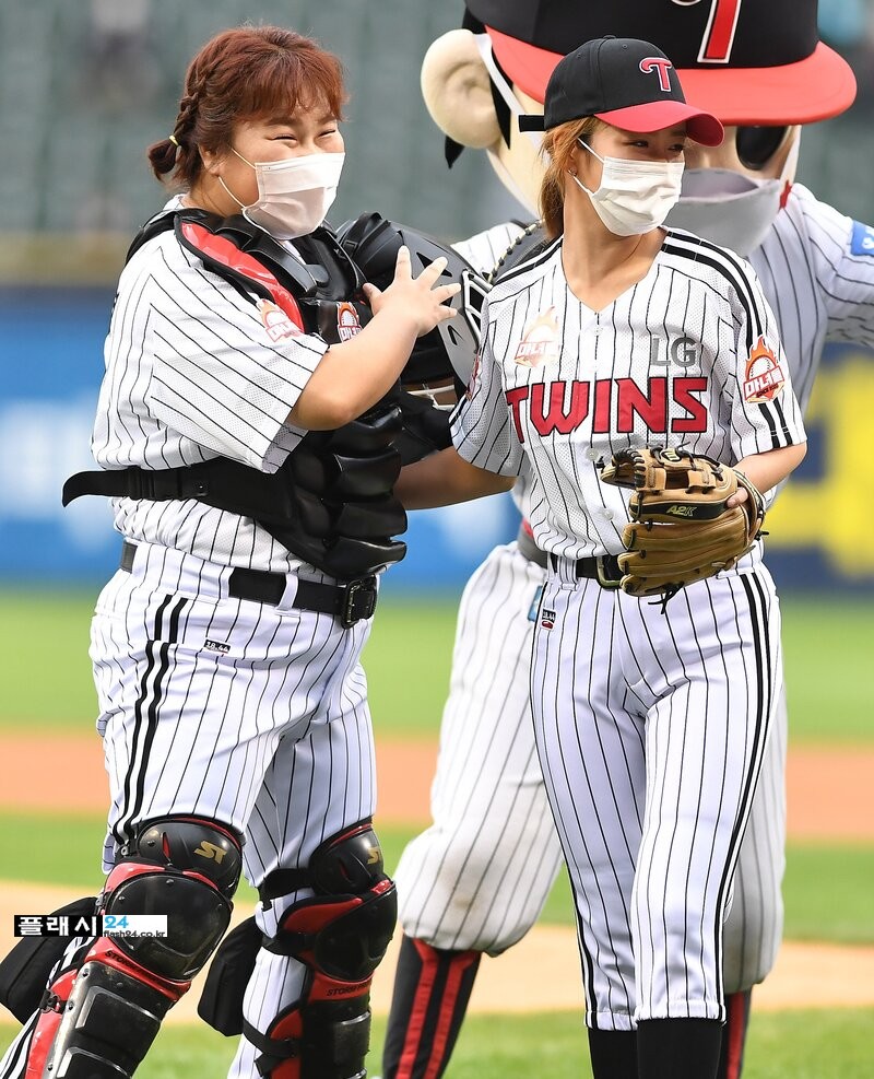 210529-Apink-Bomi-LG-Twins-1st-Pitch-documents-11.jpg