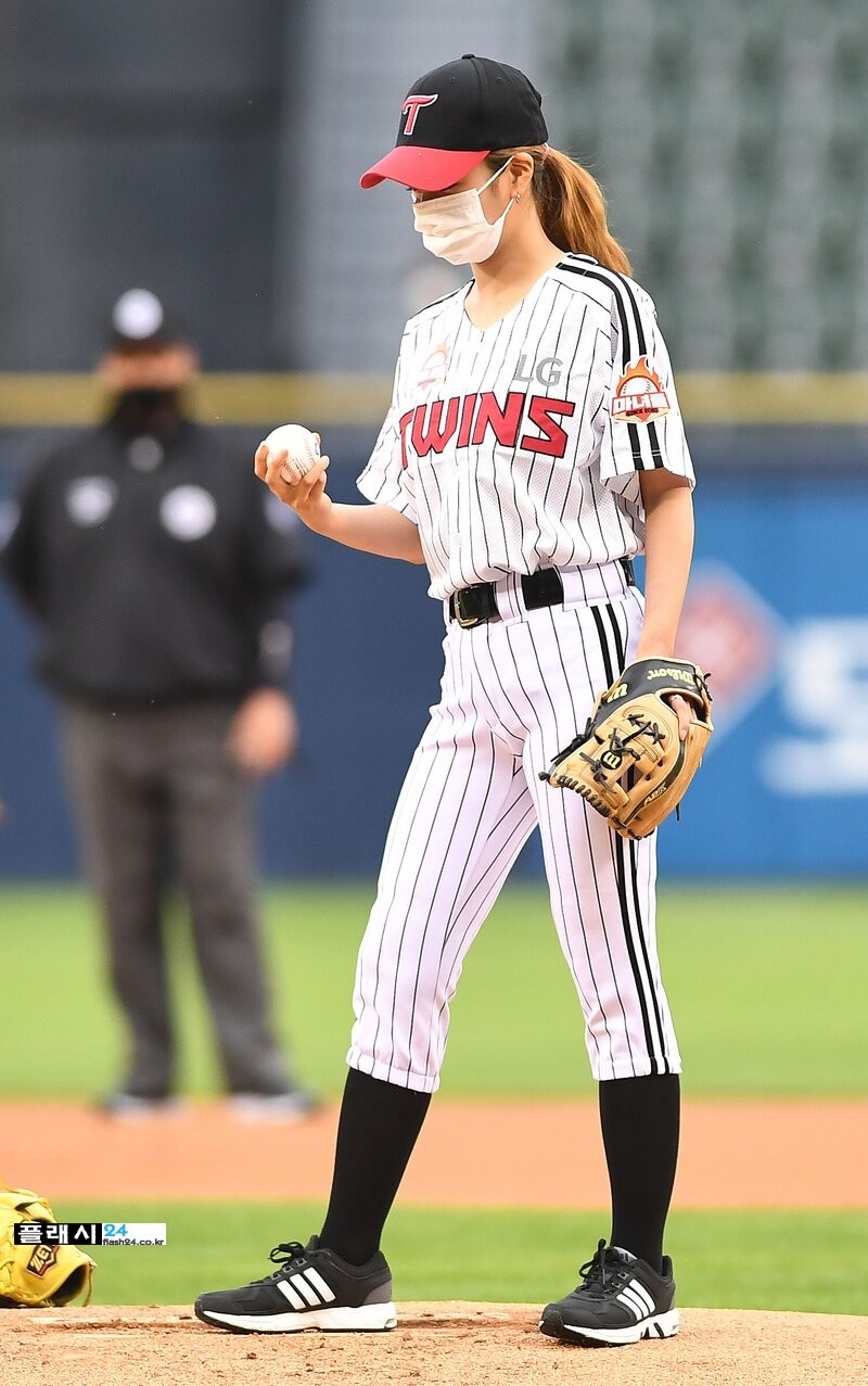 210529-Apink-Bomi-LG-Twins-1st-Pitch-documents-8.jpg