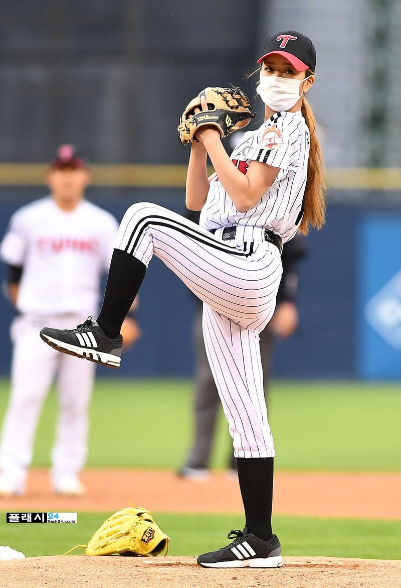 210529-Apink-Bomi-LG-Twins-1st-Pitch-documents-1.jpg