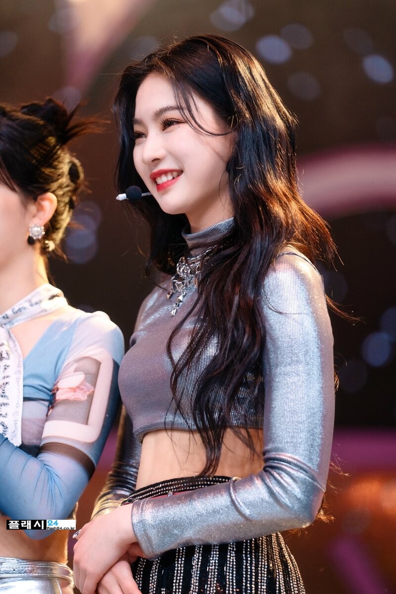 220227-STAYC-Isa-at-Inkigayo-documents-12.jpg