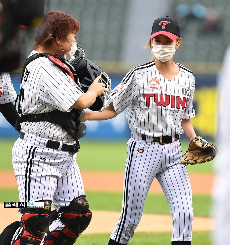 210529-Apink-Bomi-LG-Twins-1st-Pitch-documents-9.jpg