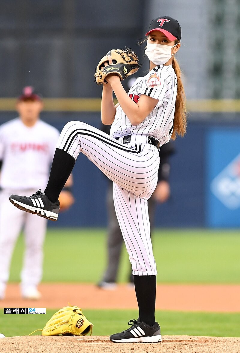 210529-Apink-Bomi-LG-Twins-1st-Pitch-documents-2.jpg