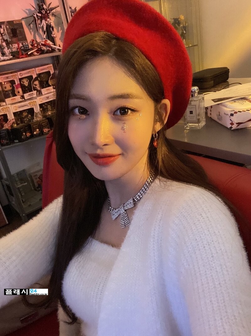 211223-EVERGLOW-Twitter-Update-Sihyeon-documents-1.jpg