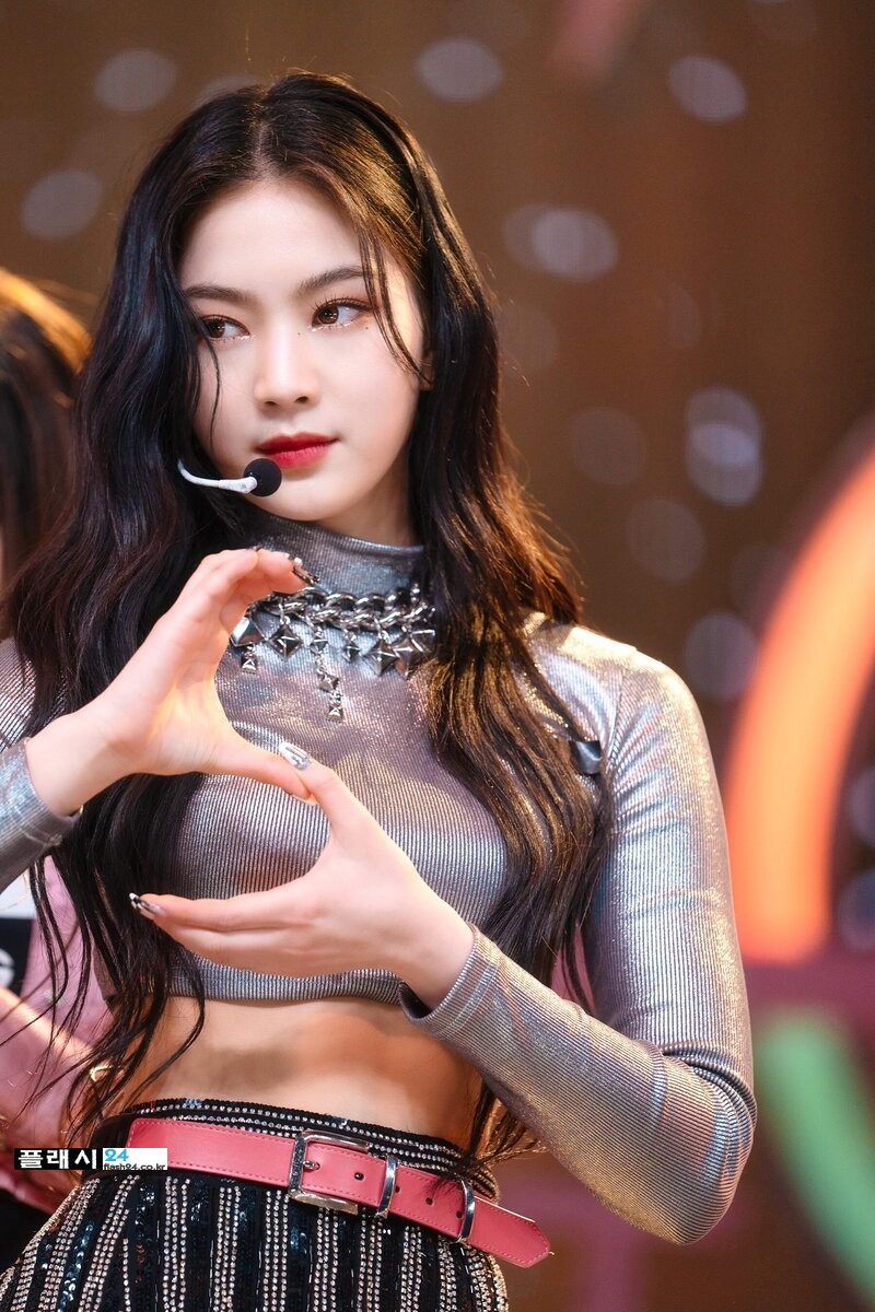 220227-STAYC-Isa-at-Inkigayo-documents-15.jpg