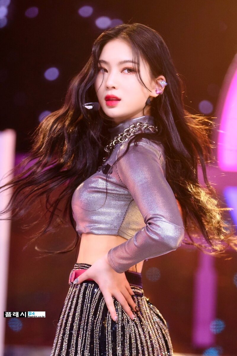 220227-STAYC-Isa-at-Inkigayo-documents-8.jpg