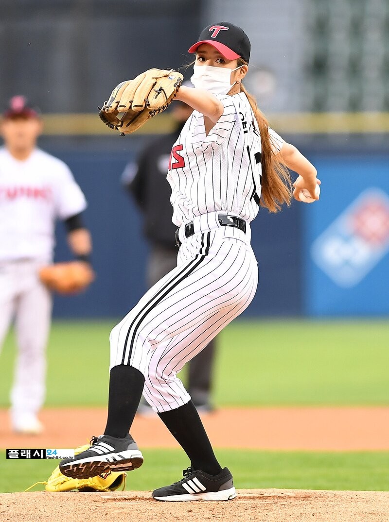 210529-Apink-Bomi-LG-Twins-1st-Pitch-documents-5.jpg