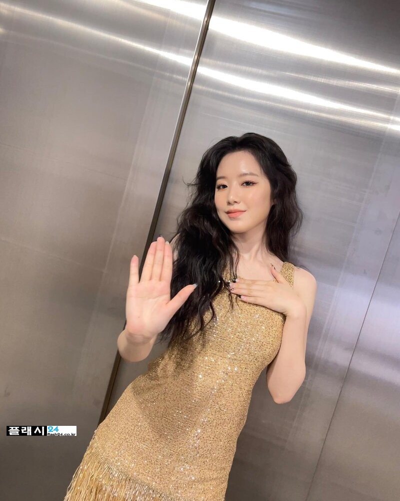 220407-G-I-DLE-Shuhua-Instagram-Update-documents-9.jpg