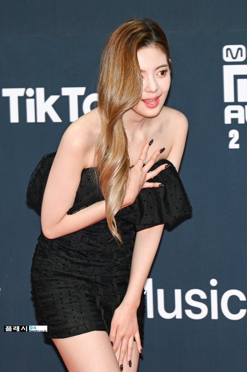211211-ITZY-Lia-at-MAMA-2021-Red-Carpet-documents-1.jpg