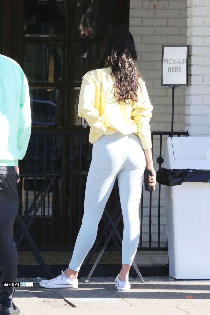 EizaGonzalezBootyinWhiteTights6scaled.jpg