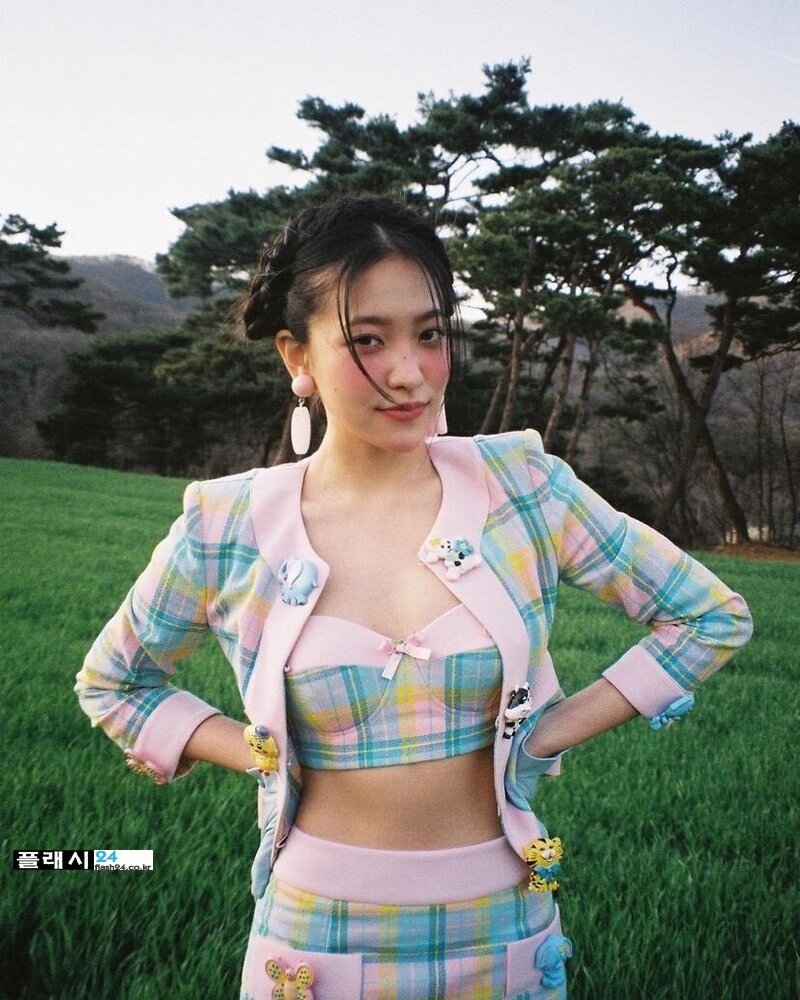220530-Yeri-Instagram-Update-Vogue-Korea-Photoshoot-Behind-the-Scenes-documents-1.jpg