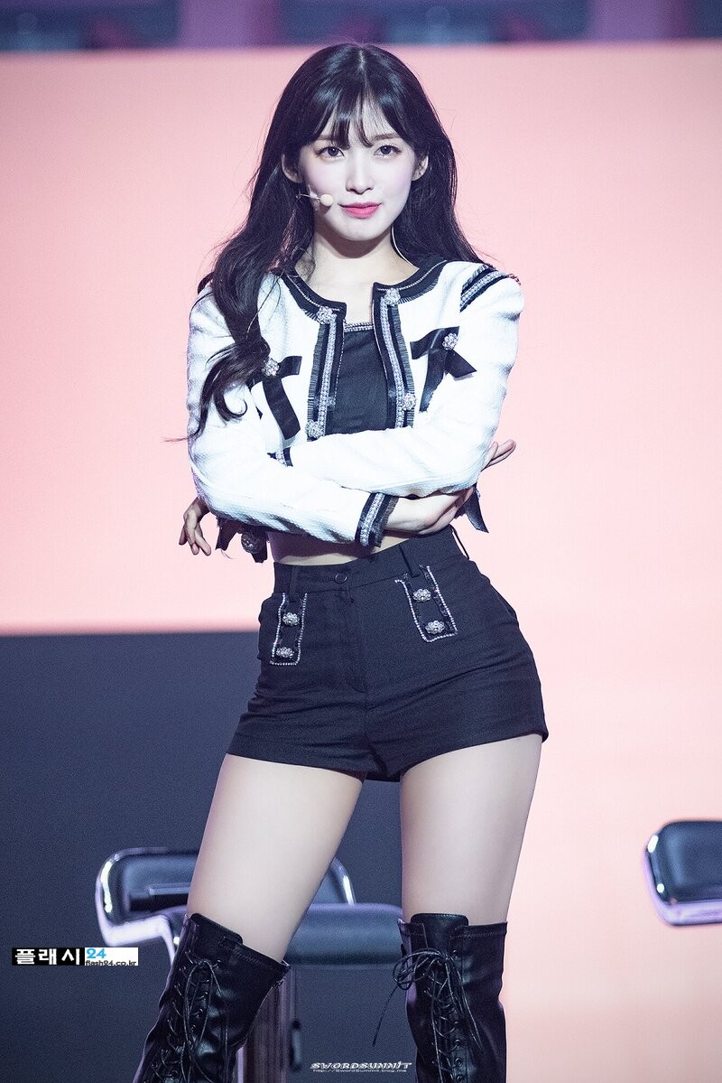 220430-Oh-My-Girl-s-Arin-at-7th-Anniversary-Fanmeeting-documents-2.jpg
