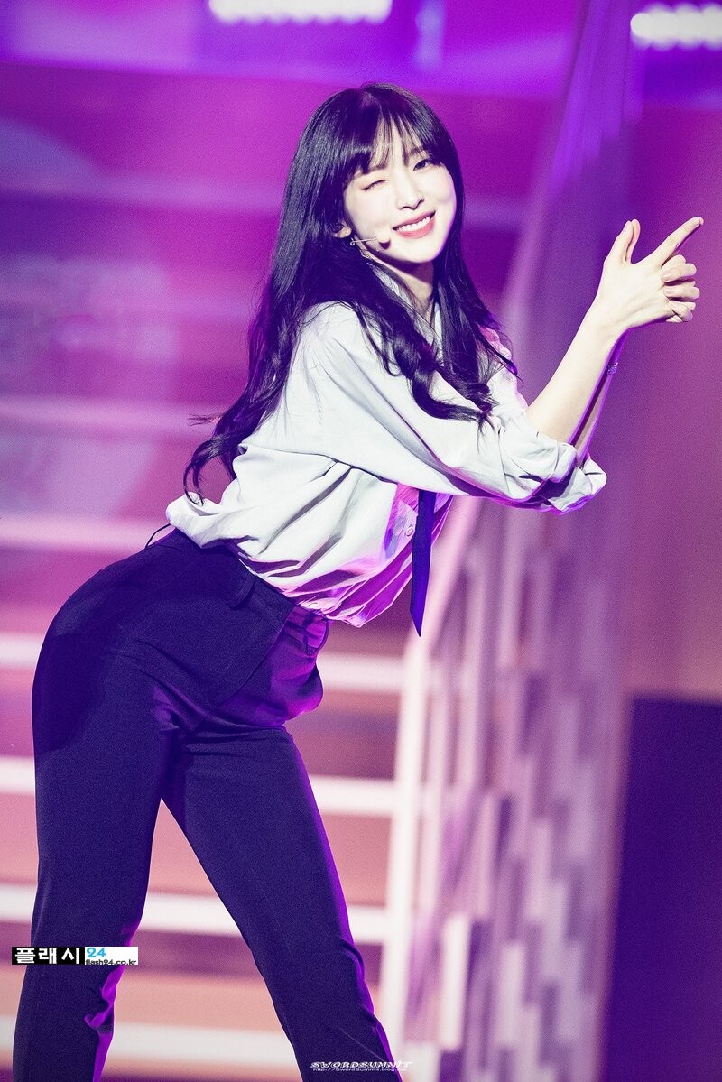 220430-Oh-My-Girl-s-Arin-at-7th-Anniversary-Fanmeeting-documents-6.jpg