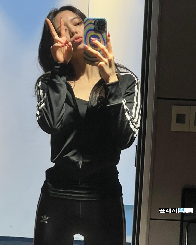 220208-ITZY-Instagram-Update-Yuna-documents-3.jpg