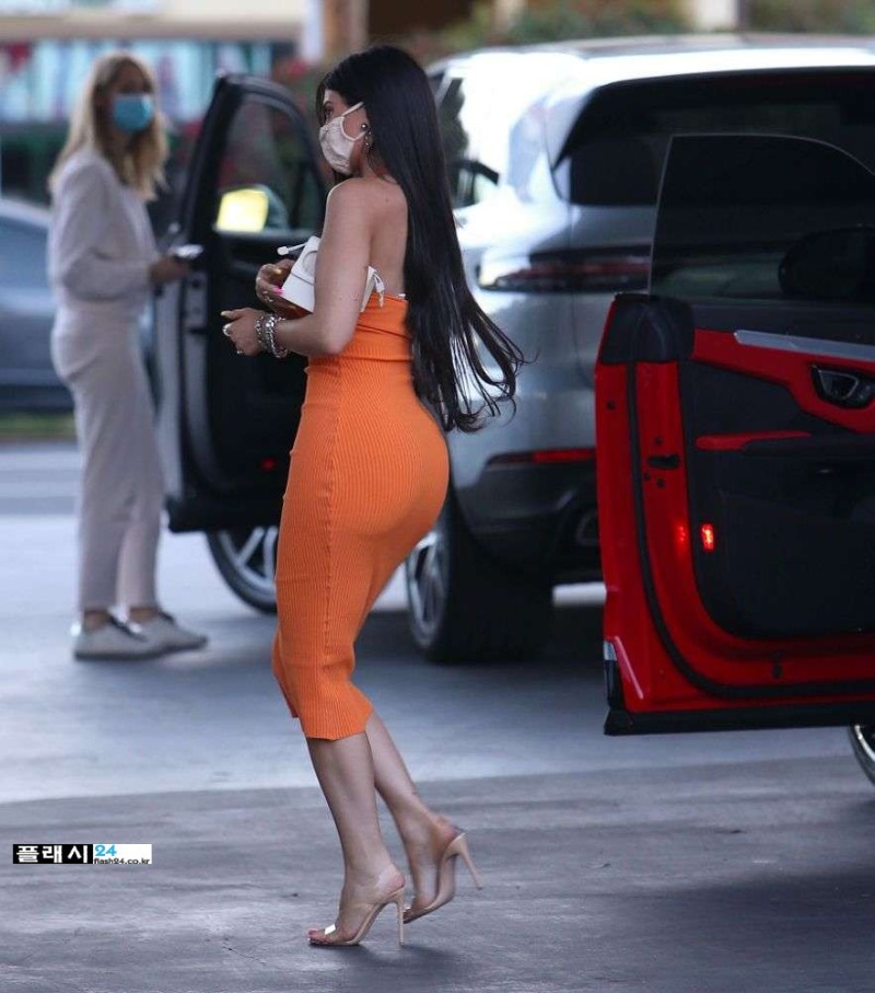 Kylie-Jenner-in-Tight-Dress-727.jpg