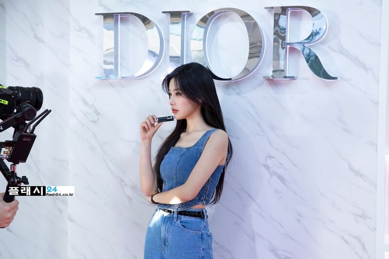 220409-8D-Naver-Post-Kang-Hyewon-Kim-Minju-Dior-Addict-Pop-up-Store-documents-3.jpg