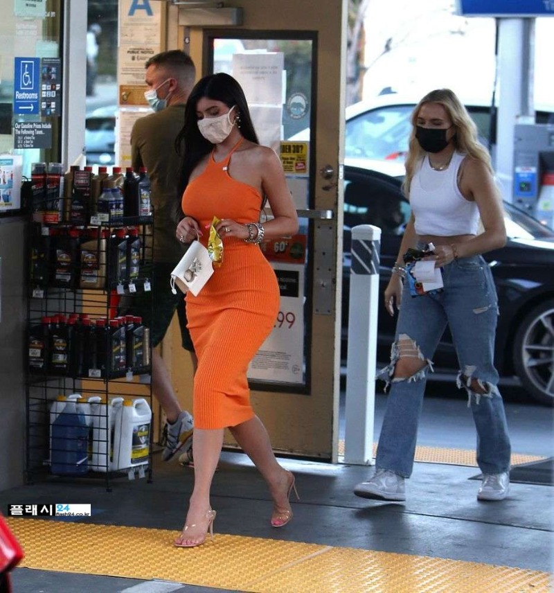 Kylie-Jenner-in-Tight-Dress-735.jpg
