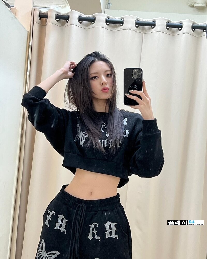 220103-ITZY-Instagram-Update-Yuna-documents-1.jpg