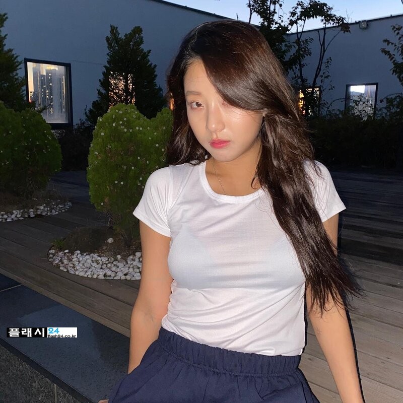 211017-Seungyeon-Instagram-Update-documents-3.jpg