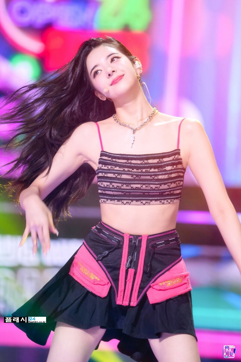 220724-ITZY-Lia-SNEAKERS-at-Inkigayo-documents-12.jpg