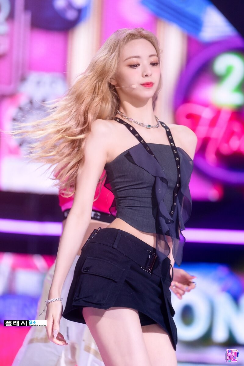 220724-ITZY-Yuna-SNEAKERS-at-Inkigayo-documents-6.jpg