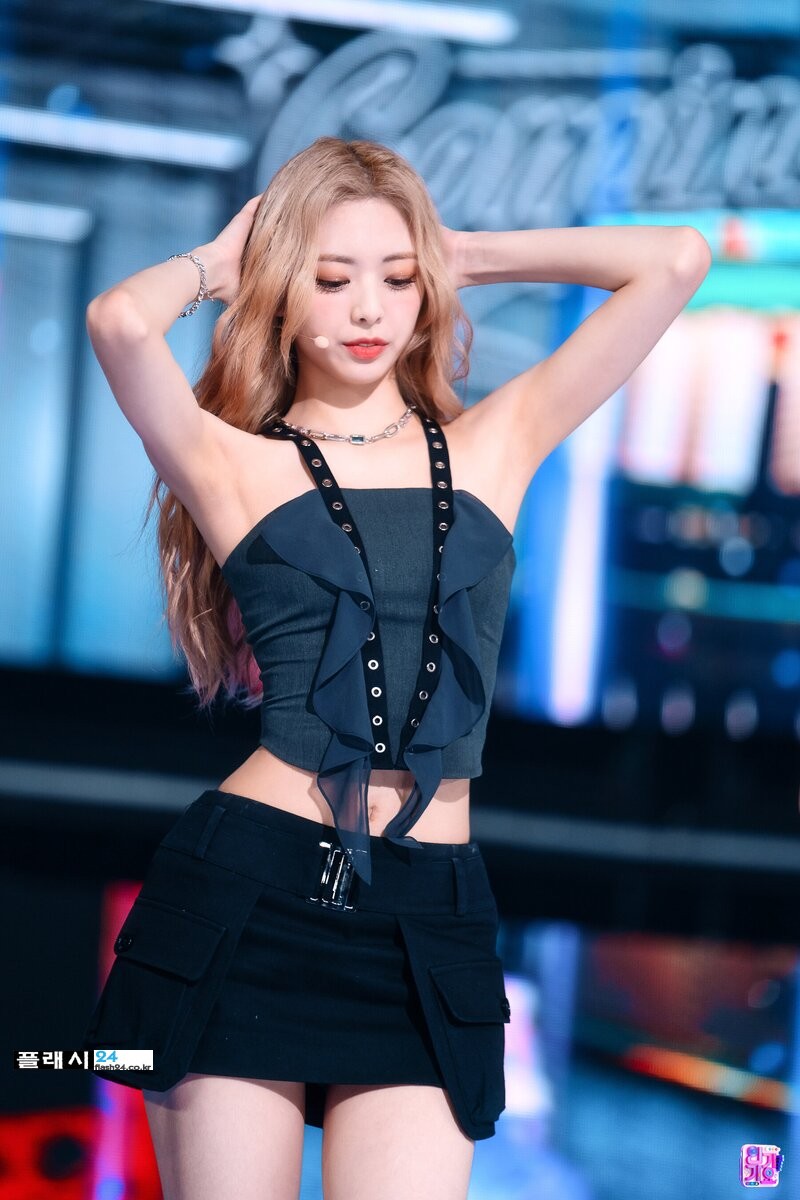 220724-ITZY-Yuna-SNEAKERS-at-Inkigayo-documents-8.jpg
