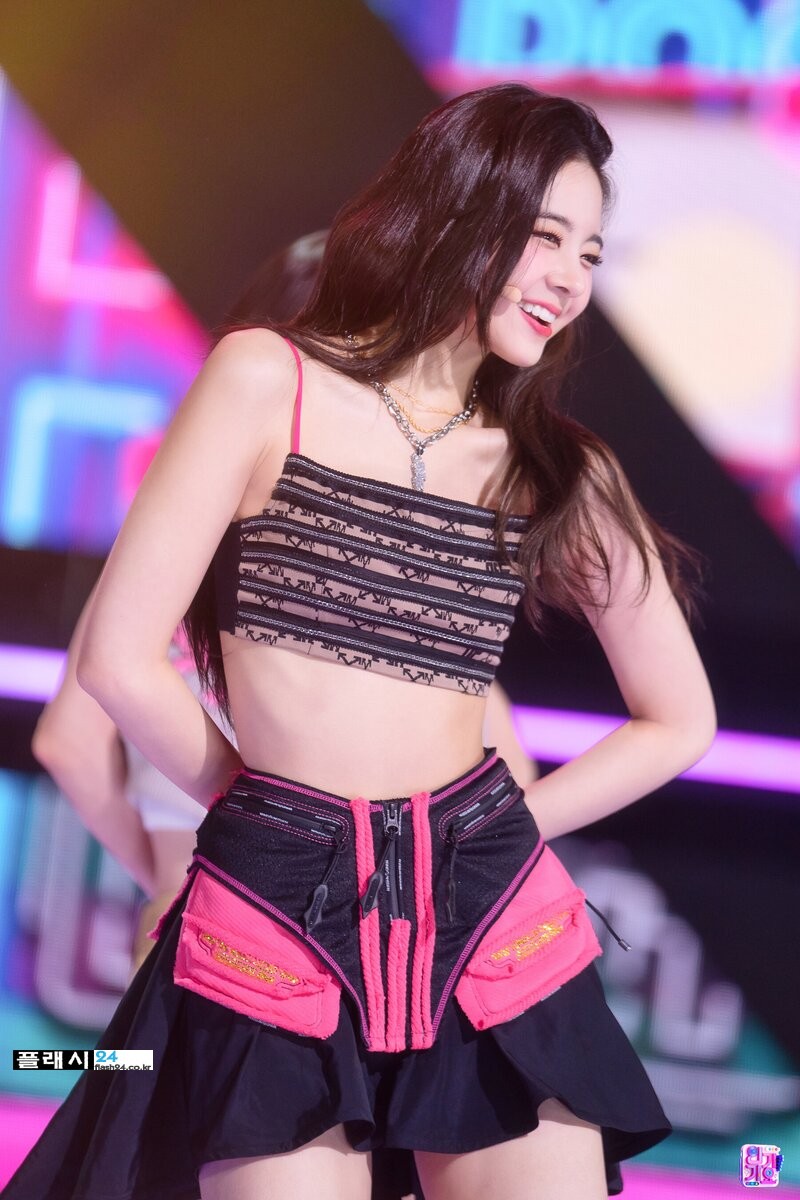 220724-ITZY-Lia-SNEAKERS-at-Inkigayo-documents-7.jpg