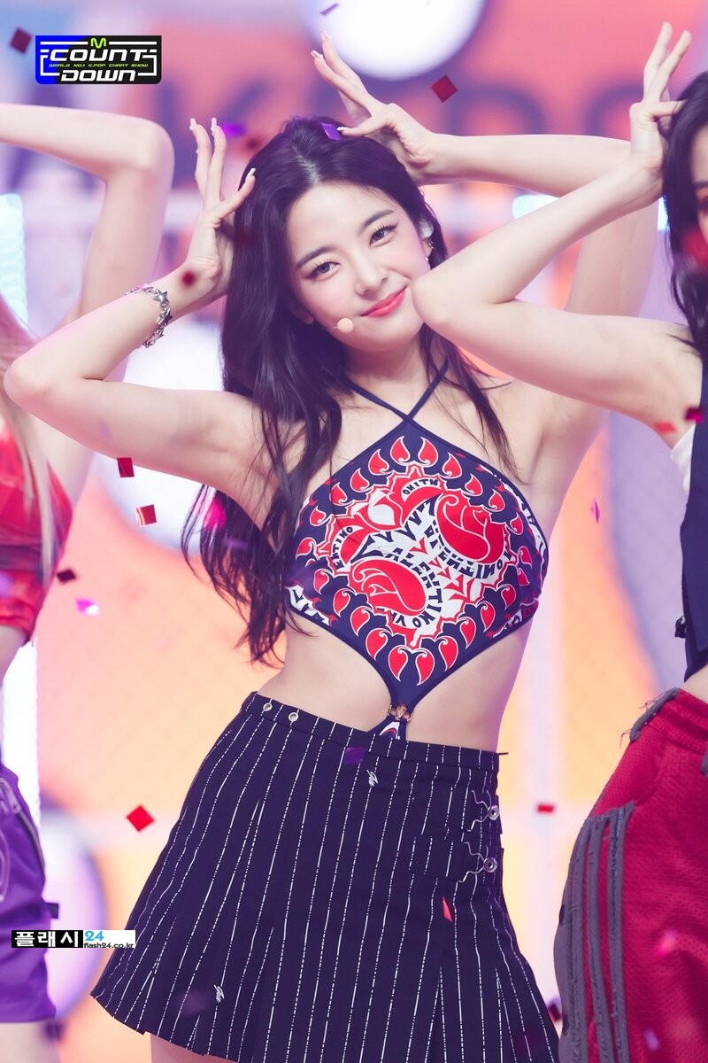 220721-ITZY-Lia-SNEAKERS-at-M-Countdown-documents-4.jpg