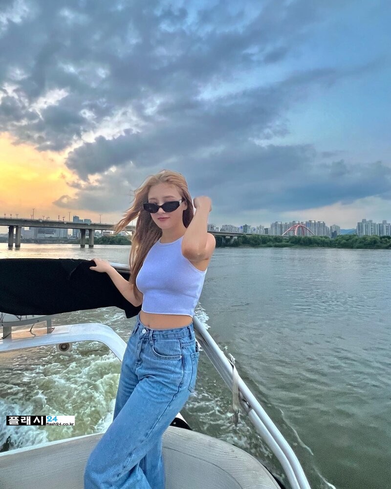 220729-MOMOLAND-Nancy-Instagram-Update-documents-1.jpg