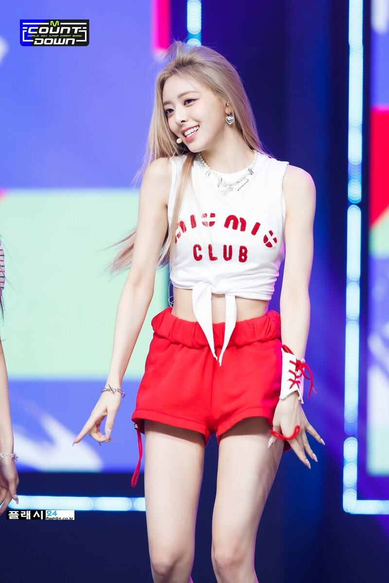 220728-ITZY-Yuna-SNEAKERS-at-M-Countdown-documents-2.jpg