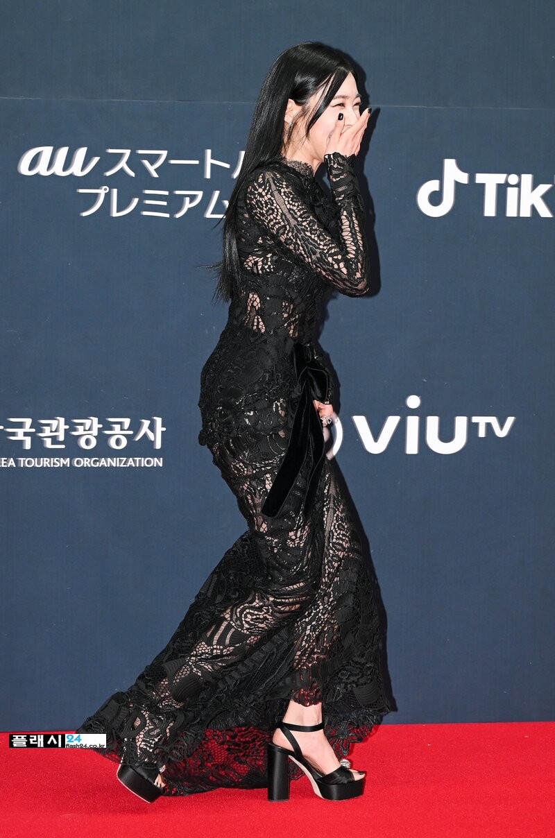 211211-Tiffany-Young-at-MAMA-2021-Red-Carpet-documents-17.jpg