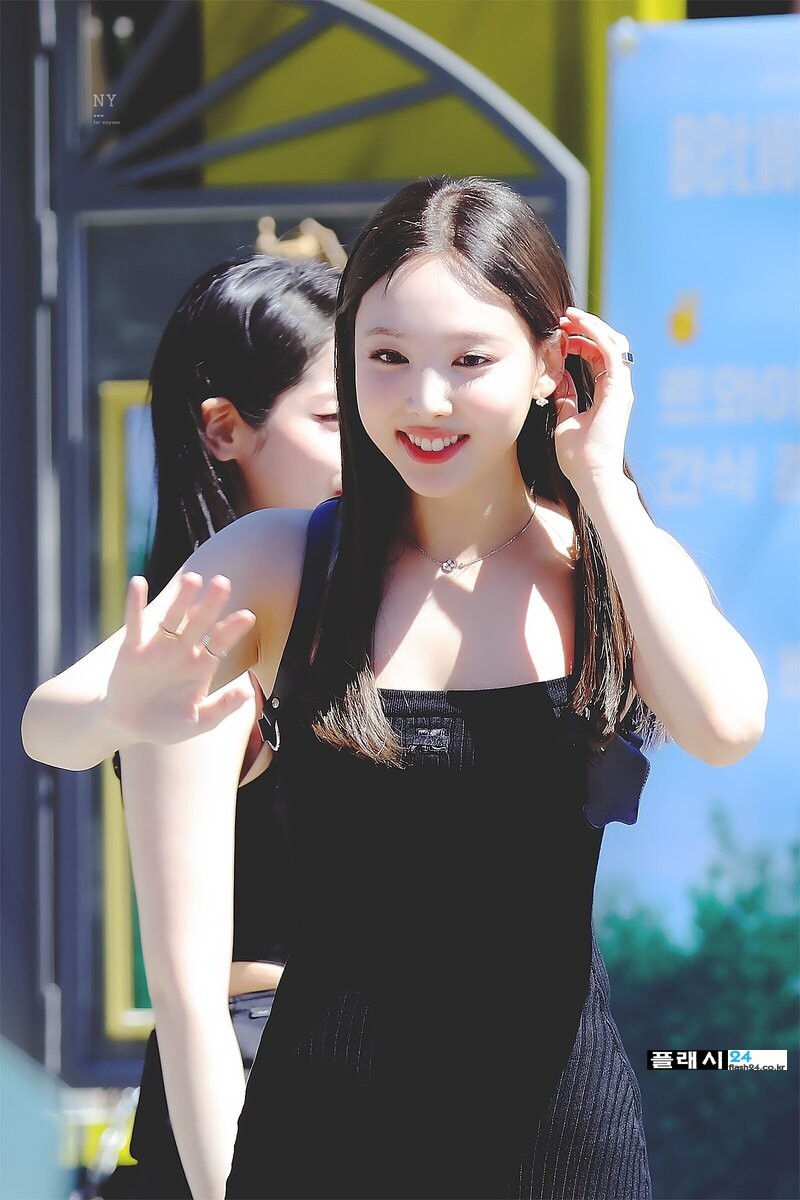 220827-TWICE-Nayeon-documents-10.jpg