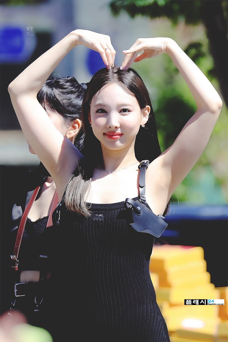 220827-TWICE-Nayeon-documents-1.jpg