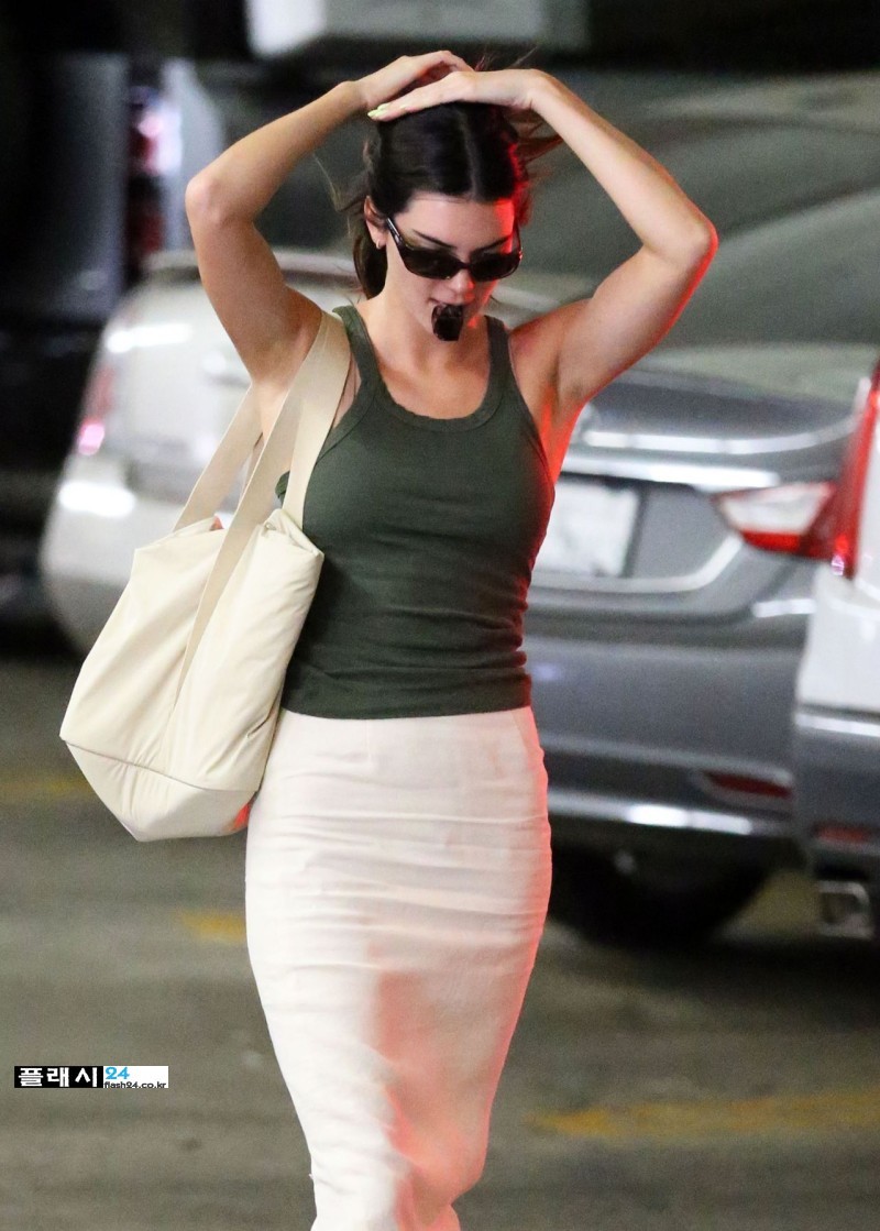 kendall-jenner-at-whole-foods-in-beverly-hills-08-20-2022-2.jpg