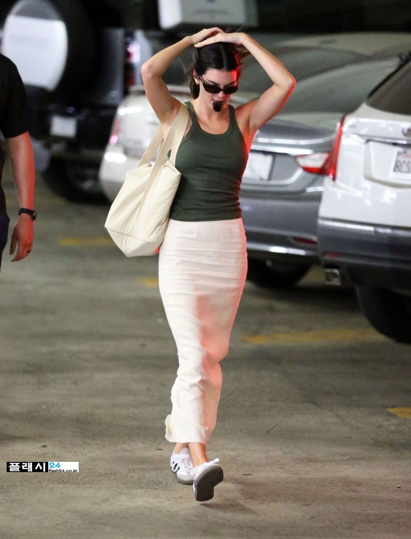 kendall-jenner-at-whole-foods-in-beverly-hills-08-20-2022-5.jpg