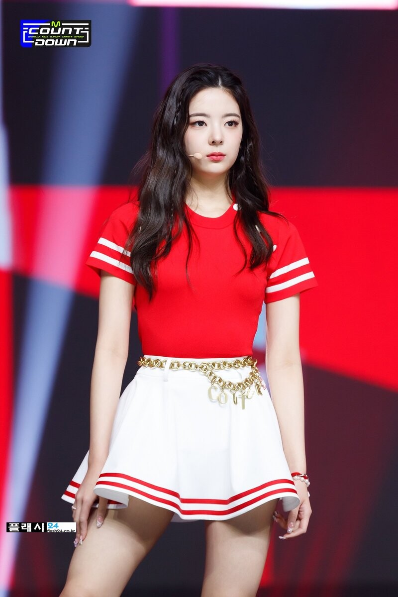 220728-ITZY-Lia-SNEAKERS-at-M-Countdown-documents-6.jpg
