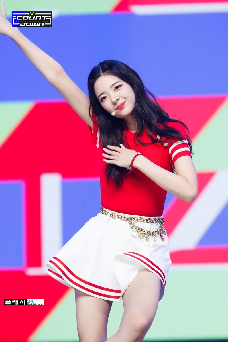 220728-ITZY-Lia-SNEAKERS-at-M-Countdown-documents-2.jpg