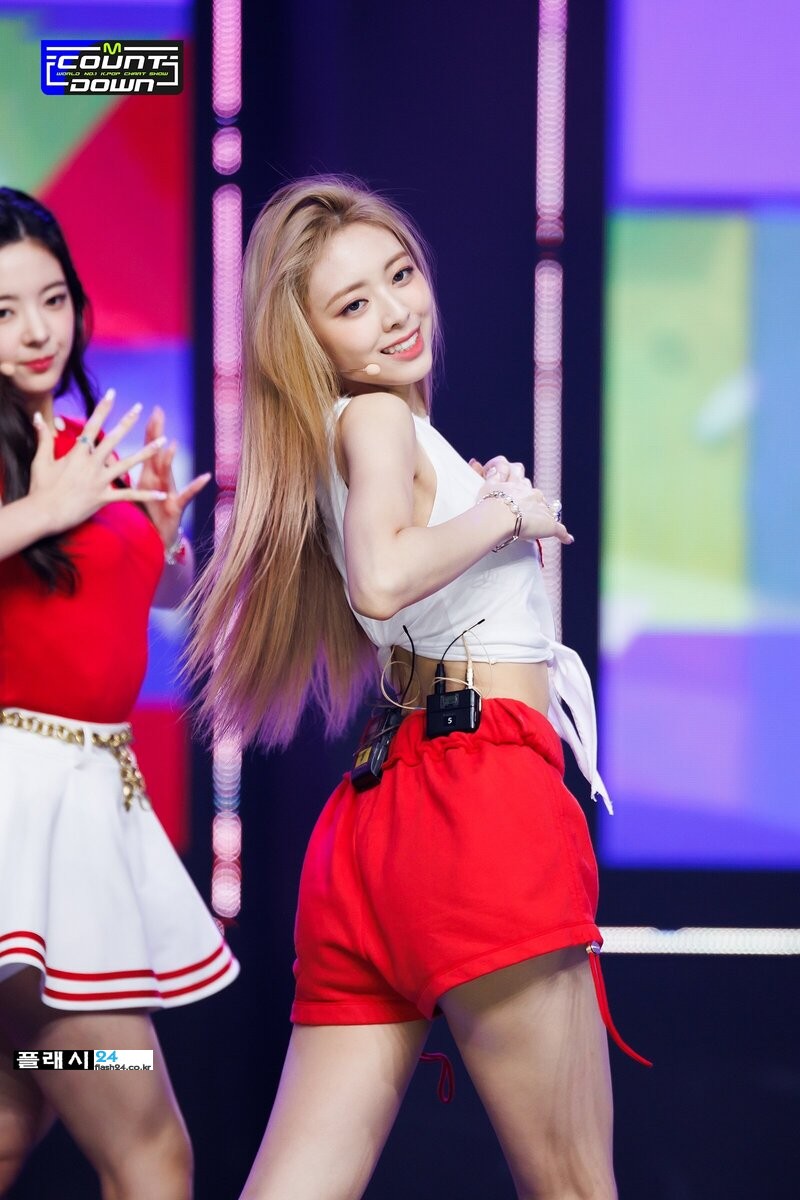 220728-ITZY-Yuna-SNEAKERS-at-M-Countdown-documents-6.jpg