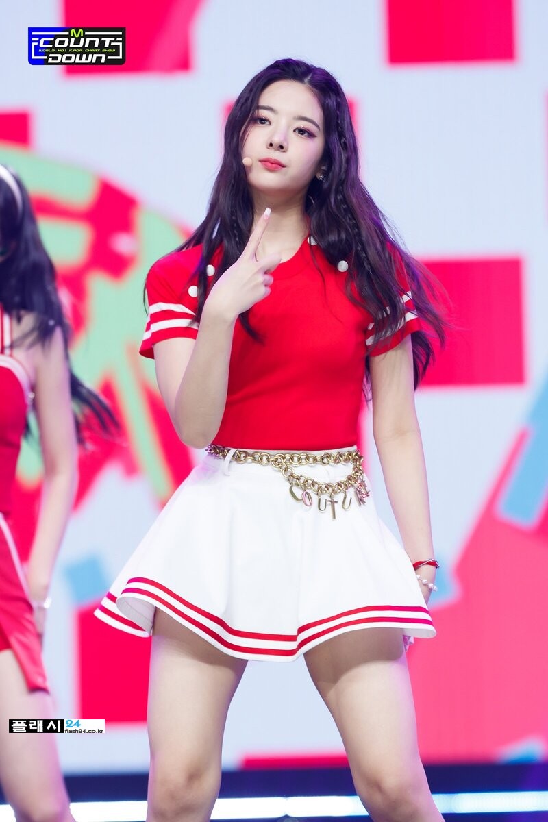 220728-ITZY-Lia-SNEAKERS-at-M-Countdown-documents-11.jpg