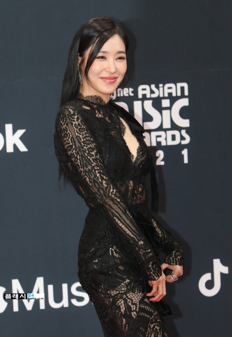 211211-Tiffany-Young-at-MAMA-2021-Red-Carpet-documents-1.jpg