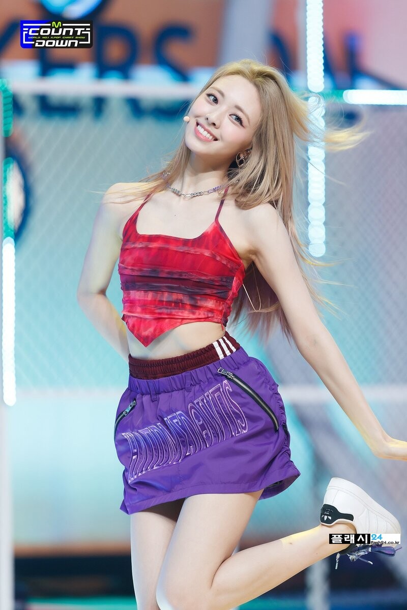 220721-ITZY-Yuna-SNEAKERS-at-M-Countdown-documents-2.jpg