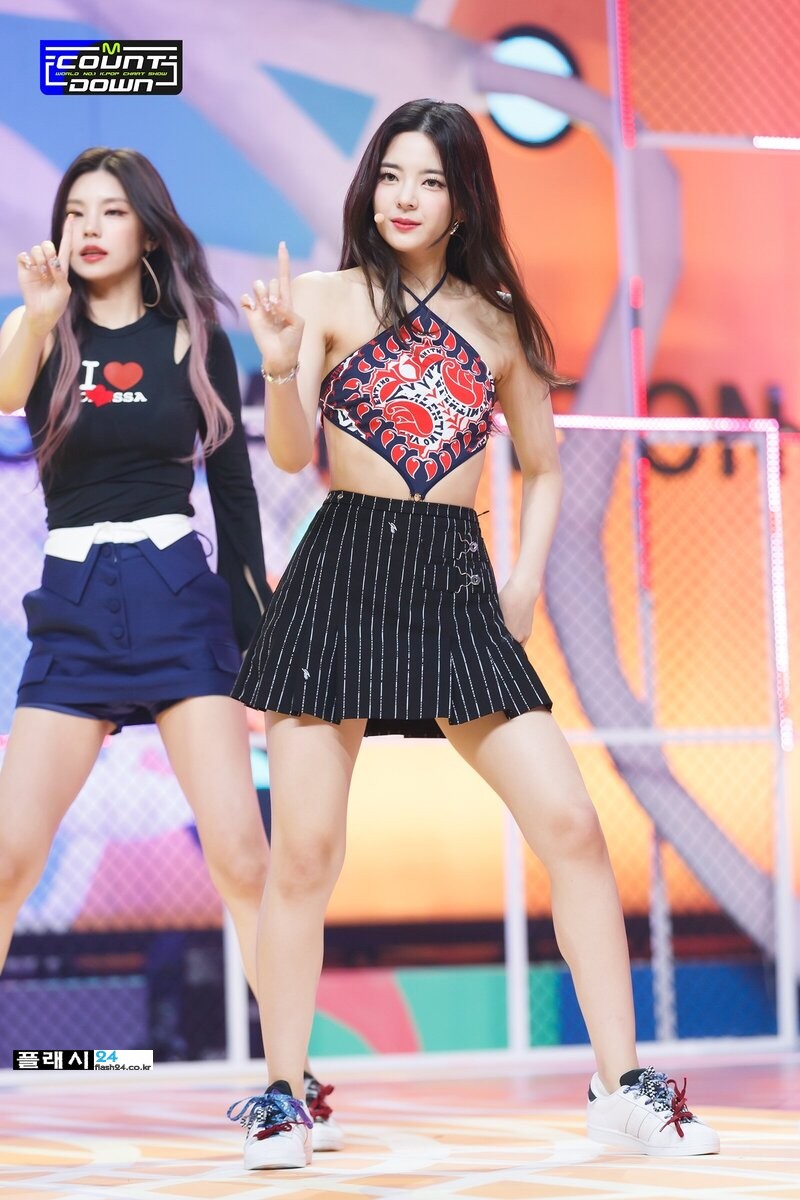 220721-ITZY-Lia-SNEAKERS-at-M-Countdown-documents-5.jpg