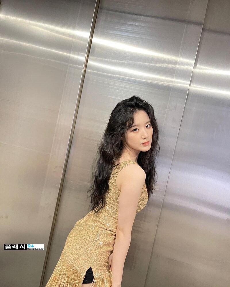 220407-G-I-DLE-Shuhua-Instagram-Update-documents-8.jpg